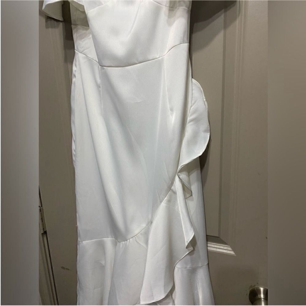 AmyLynn NWT V-neck Ruffle Midi Tea Dress White
Size Small - Picture 8 of 13